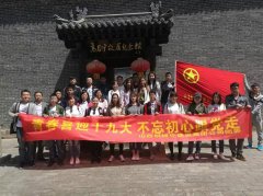 大师不忘将现场塑料袋、矿泉水瓶等垃圾清理清